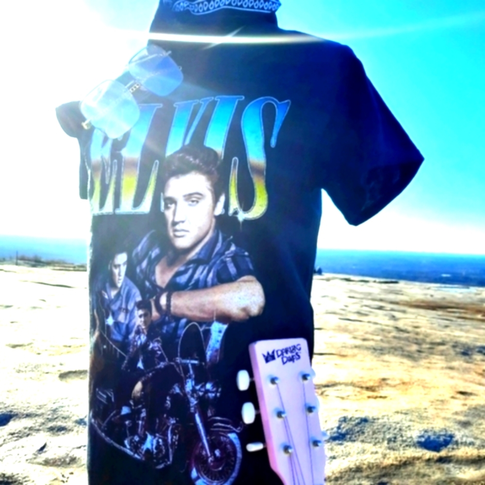 NEW💙ELVIS🎸t-shirt ❤. Sunglasses and bandanna included🏍